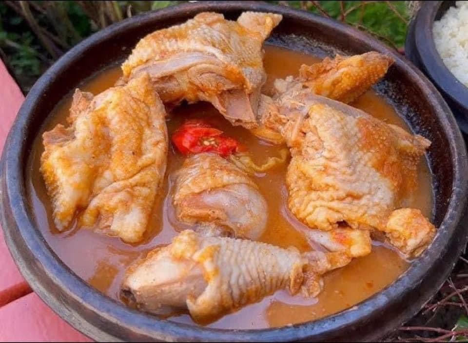 Kedjenou de poulet ivoirien dans son canari de terre cuite